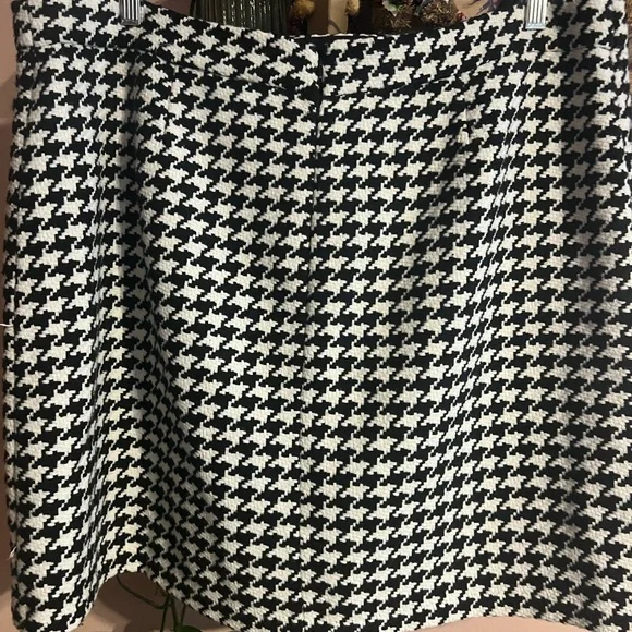 Vince Camuto Black and White Houndstooth Skirt NWOT - Picture 5 of 7